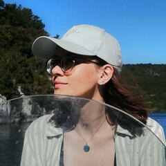 Profile picture, a person in a sage cap in the strong sun, floating on a boat on a Provence lake